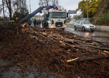 Cierre de tránsito y preparativos para retirar pasarela Yolanda ante riesgo de colapso en medio de sistema frontal