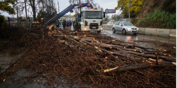 Cierre de tránsito y preparativos para retirar pasarela Yolanda ante riesgo de colapso en medio de sistema frontal