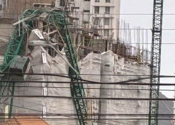 Cierre de tránsito y preparativos para retirar pasarela Yolanda ante riesgo de colapso en medio de sistema frontal