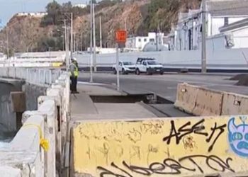 Preocupa gigantesco socavón provocado por las lluvias en avenida Altamirano de Valparaíso