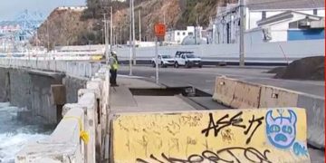 Preocupa gigantesco socavón provocado por las lluvias en avenida Altamirano de Valparaíso