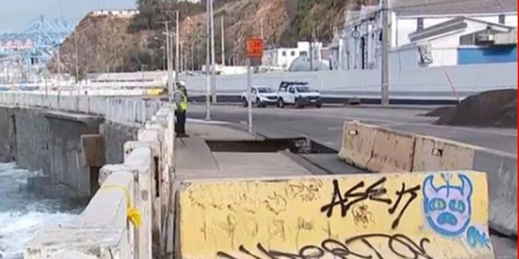 Preocupa gigantesco socavón provocado por las lluvias en avenida Altamirano de Valparaíso