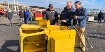 Seremi de Economía y director regional de Sercotec visitan Caleta Portales para evaluar daños tras intensas marejadas y fallas en una grúa