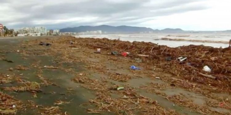 Decretan alerta sanitaria en Coquimbo y Atacama por personas expuestas a aguas servidas, barro y escombros