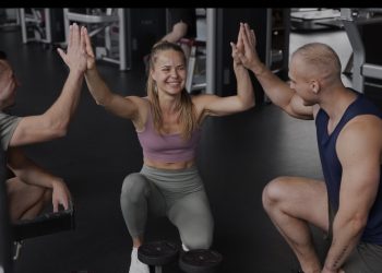 Crece tendencia de gimnasios como lugar para compartir en comunidad, junto al entrenamiento