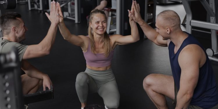 Crece tendencia de gimnasios como lugar para compartir en comunidad, junto al entrenamiento