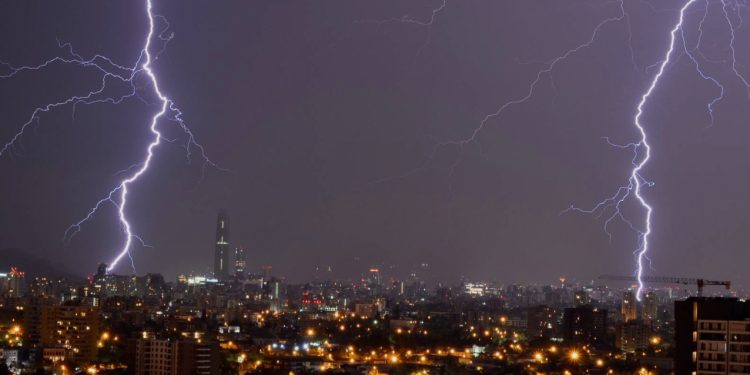Decretan alerta meteorológica por tormentas eléctricas desde Coquimbo al Maule