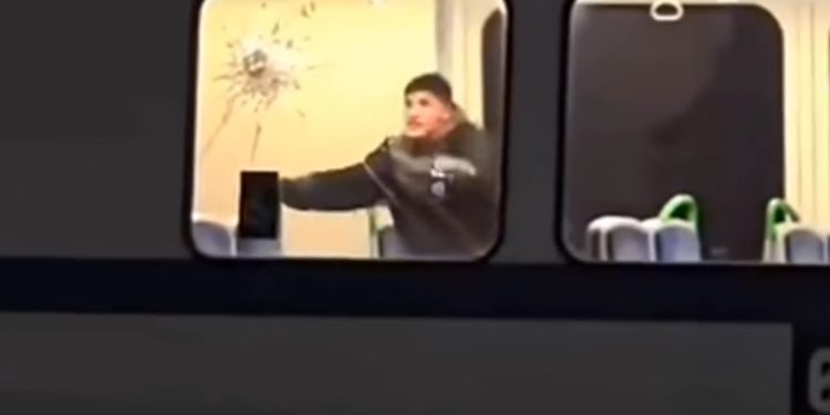 Buscan a sujeto que apuñaló a pasajero en metro de Valparaíso y rompió ventana del vagón para huir