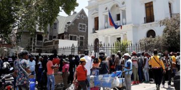 Registran disturbios en la Embajada de Haití luego que decenas de migrantes ingresaran a la fuerza al lugar