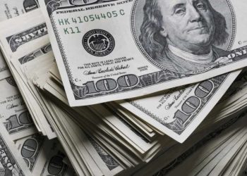 Dólar cierra a la baja y mira de cerca los $910 ante fortaleza del cobre