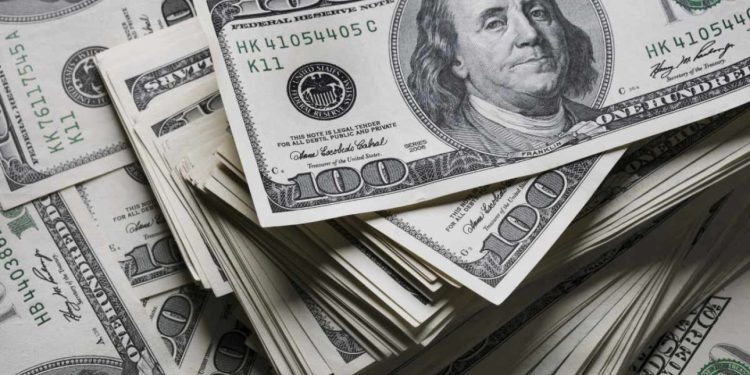 Dólar cierra a la baja y mira de cerca los $910 ante fortaleza del cobre