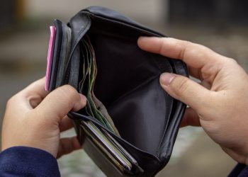 Endeudamiento juvenil: experto recomienda no comprometer más del 30% del sueldo en créditos