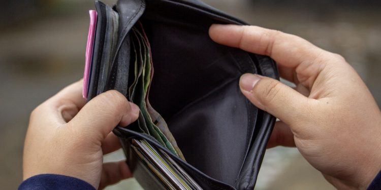 Endeudamiento juvenil: experto recomienda no comprometer más del 30% del sueldo en créditos