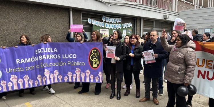 Diputado Cuello y comunidad de la Escuela Ramón Barros Luco exigen asegurar recursos para reconstrucción tras informe de Contraloría