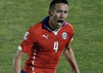 Mauricio Isla anuncia su retiro del fútbol profesional