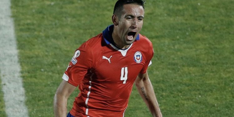 Mauricio Isla anuncia su retiro del fútbol profesional