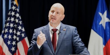 Embajador de EEUU se retracta por vincular origen del estallido social con la izquierda