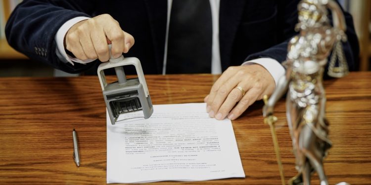 TC revisará requerimiento que busca frenar norma que establece el cese de notarios a los 75 años