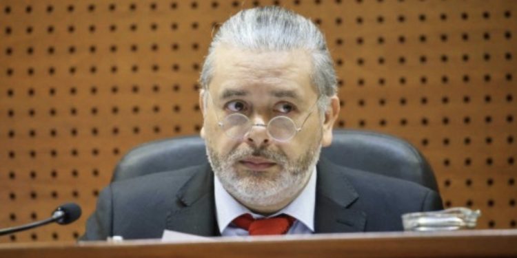 Oposición confirma acusación constitucional contra el ministro Fernando Rabat