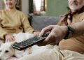 Más allá de subir el volumen: señales de pérdida auditiva que la familia puede detectar