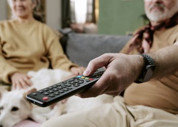 Más allá de subir el volumen: señales de pérdida auditiva que la familia puede detectar