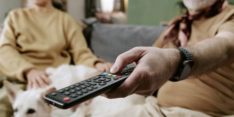 Más allá de subir el volumen: señales de pérdida auditiva que la familia puede detectar