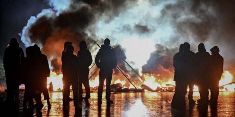 Protestas estudiantiles aumentan la presión sobre gobierno de Macron en Francia