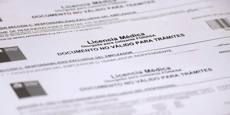 Detienen a dos médicos en La Serena por emitir licencias falsas con las cuales habrían defraudado a Fonasa por $11 mil millones