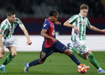 Con polémica Betis de Pellegrini cayó goleado ante Barcelona