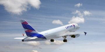 Avión de Latam recibió impacto de rayo en Perú
