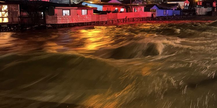 Piden evacuar a más de 150 familias por socavón de medio kilómetro y declaran Alerta Roja para Arauco
