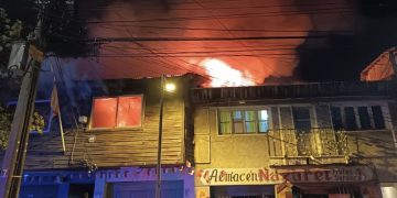 Incendio que afectó a tres viviendas en La Calera dejó 30 damnificados y dos lesionados