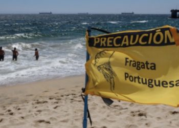 Prohíben el baño en playa de Ventanas ante la presencia de fragata portuguesa