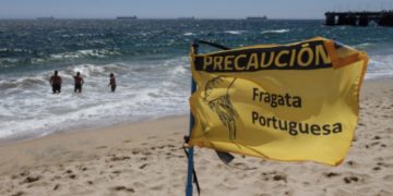 Prohíben el baño en playa de Ventanas ante la presencia de fragata portuguesa