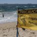 Prohíben el baño en playa de Ventanas ante la presencia de fragata portuguesa