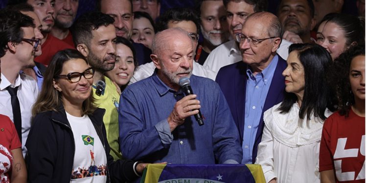 Elías Figueroa recibió homenaje por sus 80 años y su legado en el fútbol chileno