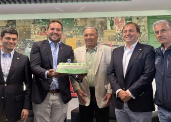 Elías Figueroa recibió homenaje por sus 80 años y su legado en el fútbol chileno