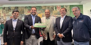 Elías Figueroa recibió homenaje por sus 80 años y su legado en el fútbol chileno