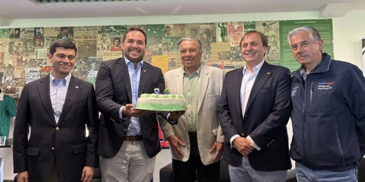 Elías Figueroa recibió homenaje por sus 80 años y su legado en el fútbol chileno